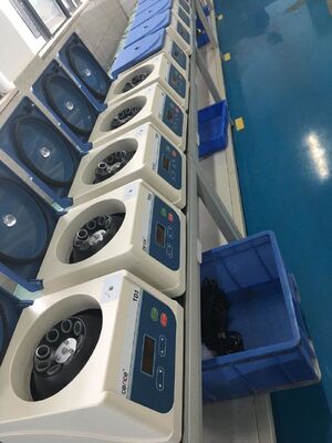 เครื่องระบายศูนย์กลาง PRF พกพาที่มีความเร็ว 4000 รอบต่อนาที และ 1980xg Max RCF สําหรับการใช้ในห้องปฏิบัติการ